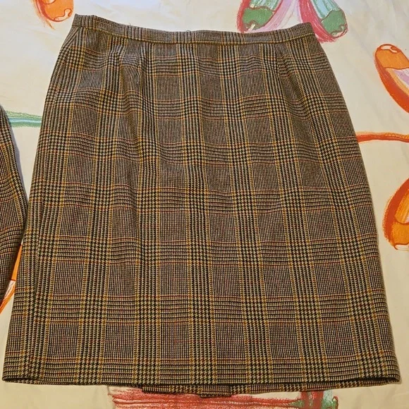 Nina Mclemore wool brown jacket and skirt,size 12. Used. Looks new.